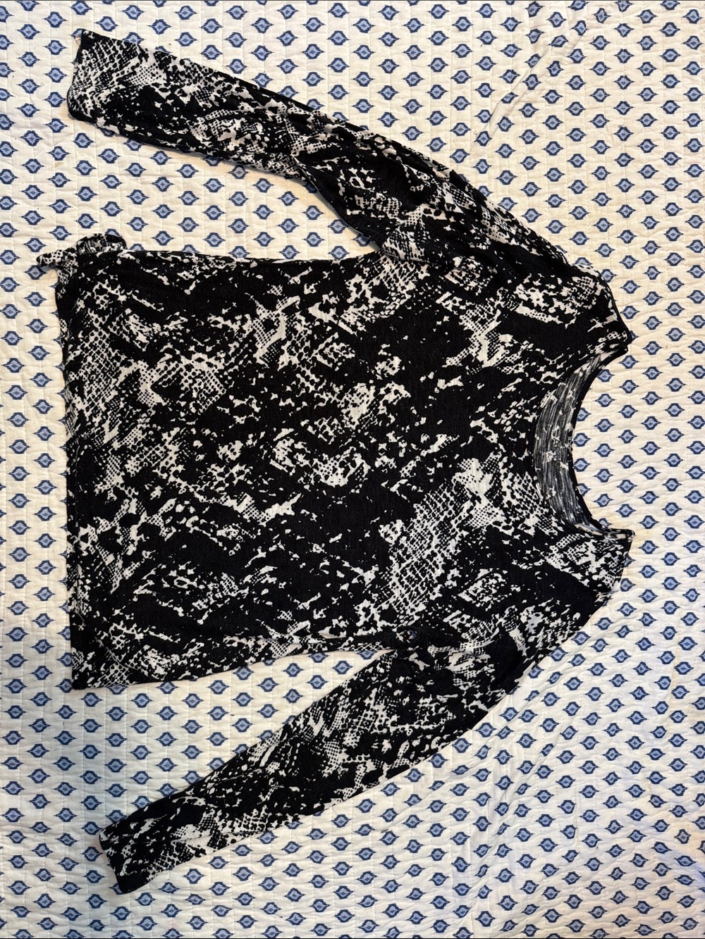 Apt. 9 Large Black and White Snake-Print Long Sleeve Top brushed material